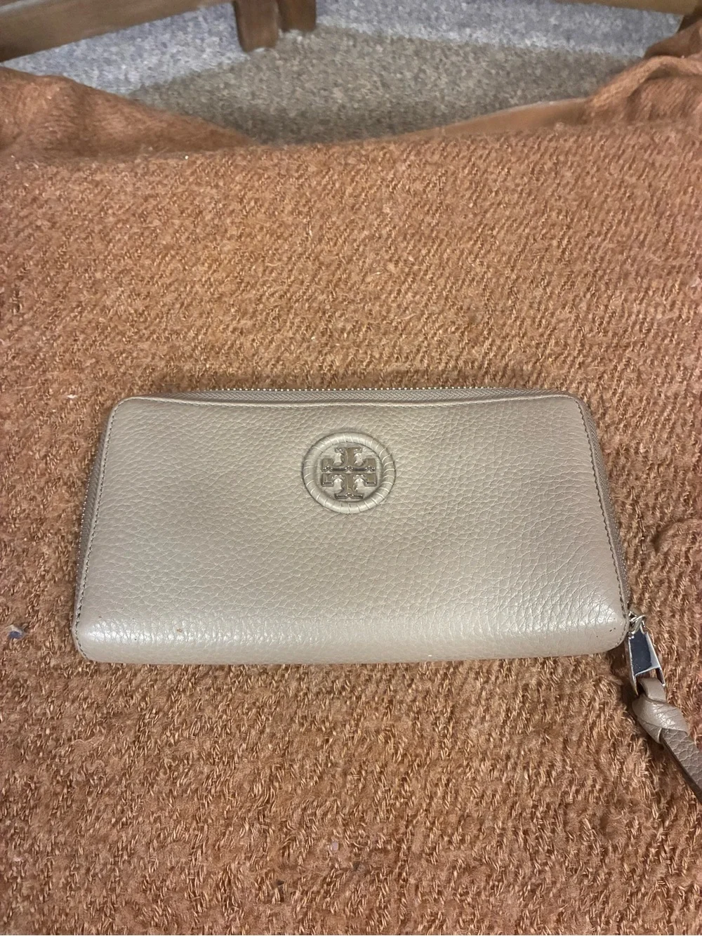 Tory Burch Pebbled Zip-Around Continental Wallet in French Grey - Picture 1 of 5